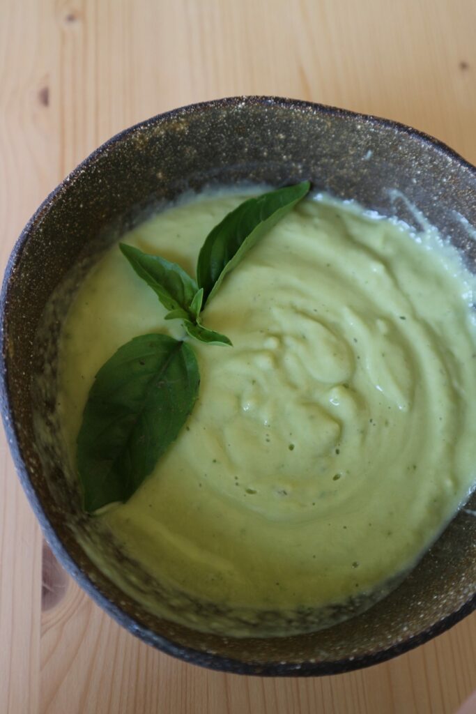 Crema veraniega de melón y aguacate